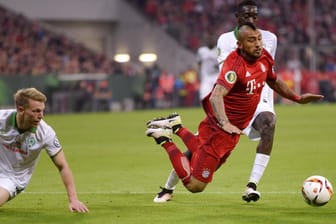 Janek Sternberg vom SV Werder Bremen (li.) verursacht einen äußerst umstrittenen Elfmeter an Bayern-Star Arturo Vidal.