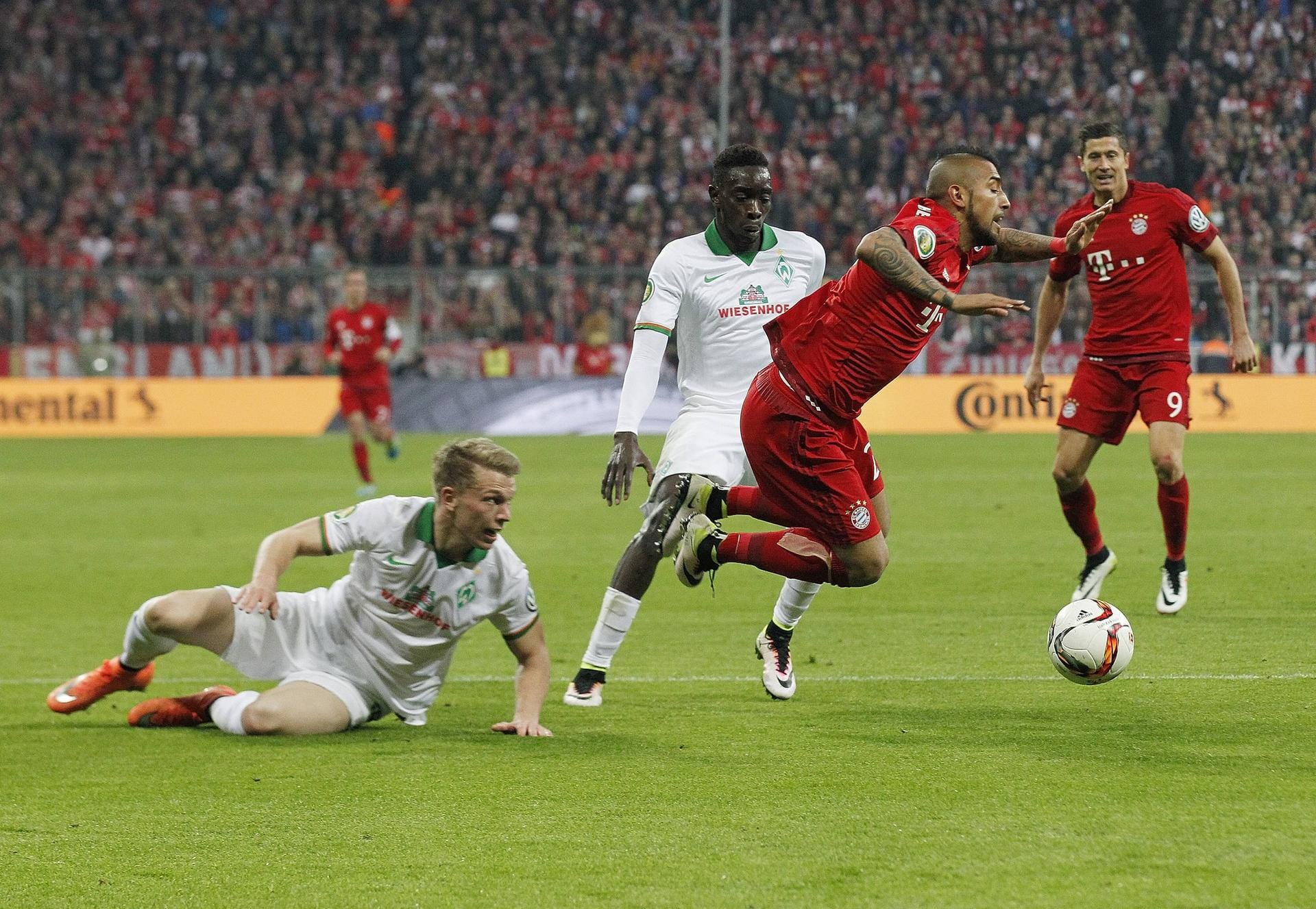 "Es war eine Schwalbe", sagte auch Doppeltorschütze Thomas Müller nach dem Spiel.