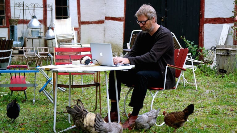 Anders Weberg am Open-Air-Schreibtisch auf seinem Hof in Südschweden.