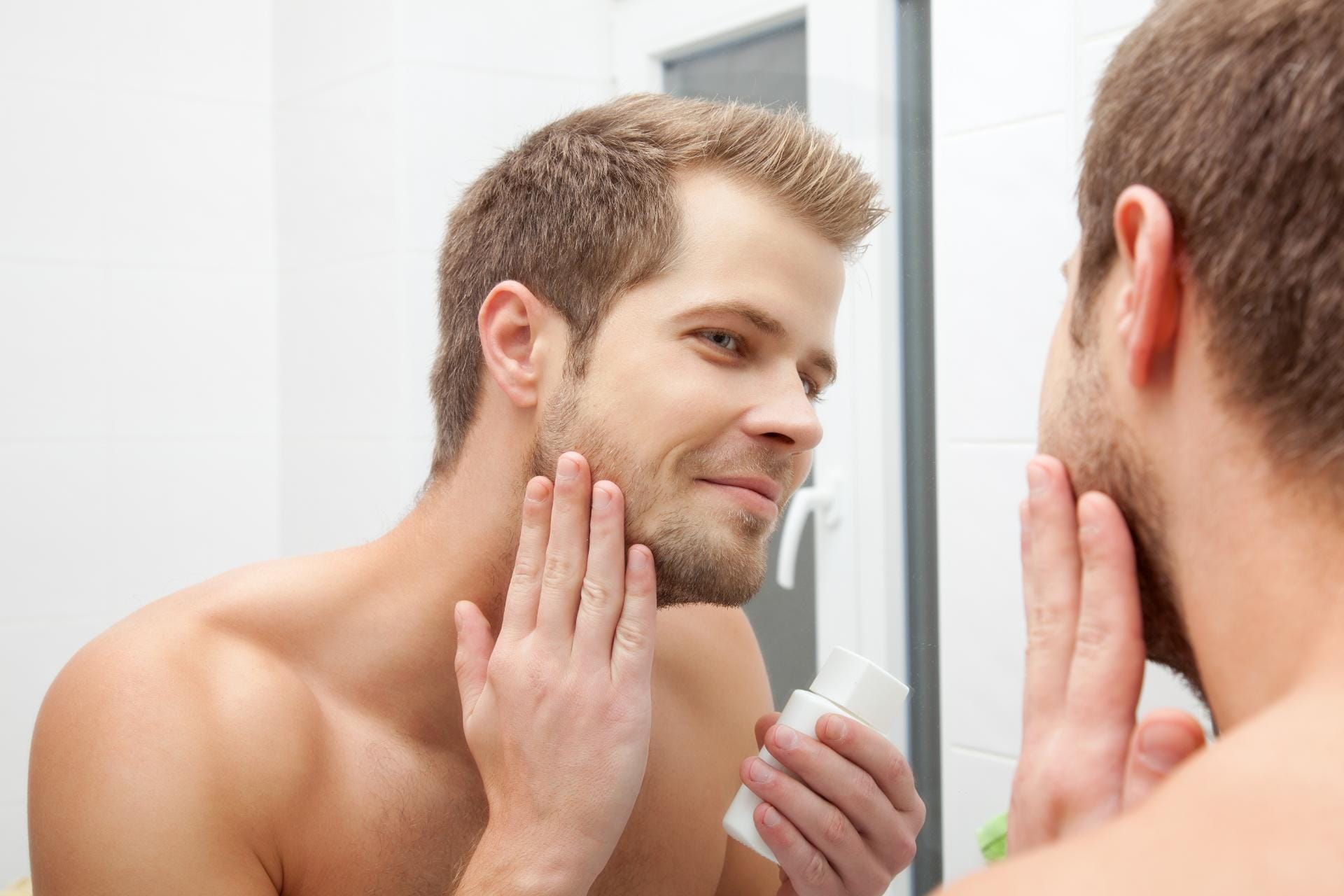 Damit die Bartstoppel nicht kratzen, sollte man ein Bartöl verwenden.