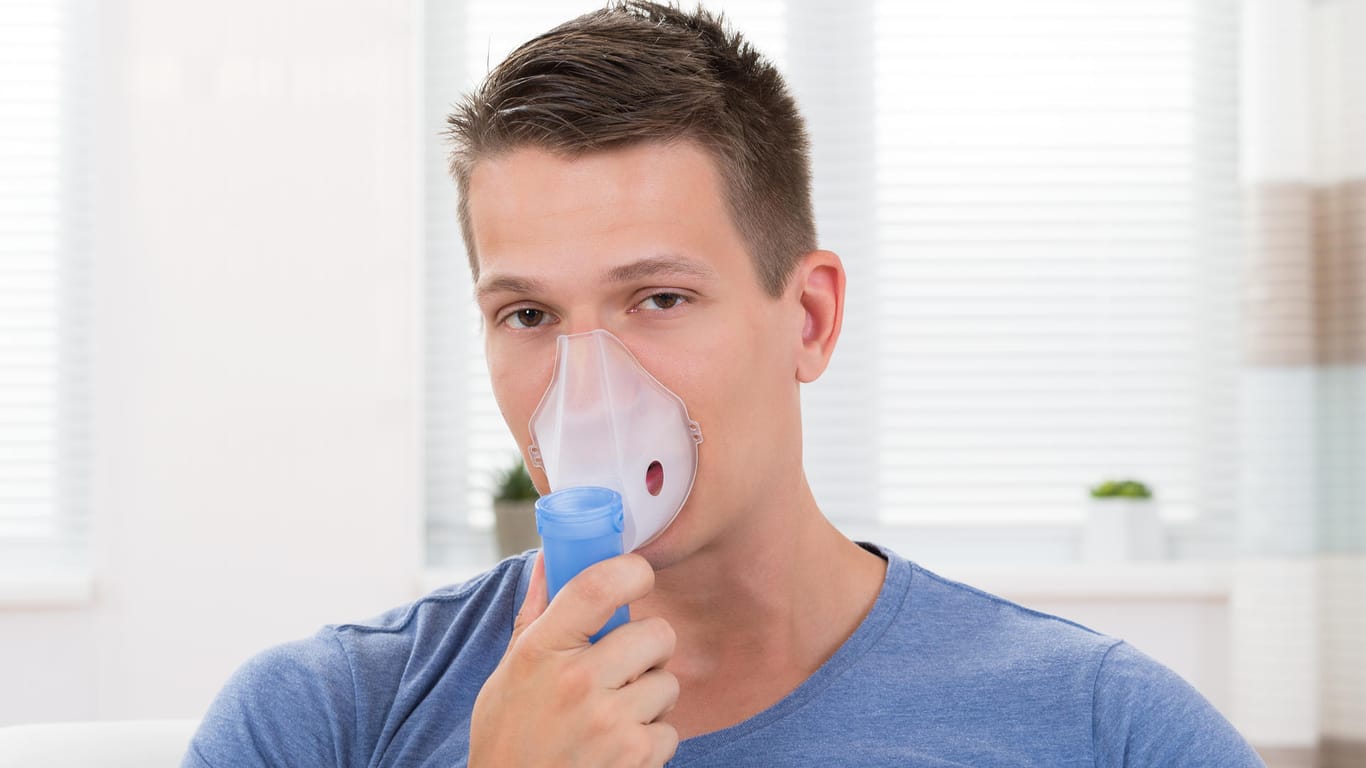 Mit speziellen Inhalationstechniken lassen sich Husten und Atemnot bei Mukoviszidose behandeln.