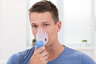 Mit speziellen Inhalationstechniken lassen sich Husten und Atemnot bei Mukoviszidose behandeln.
