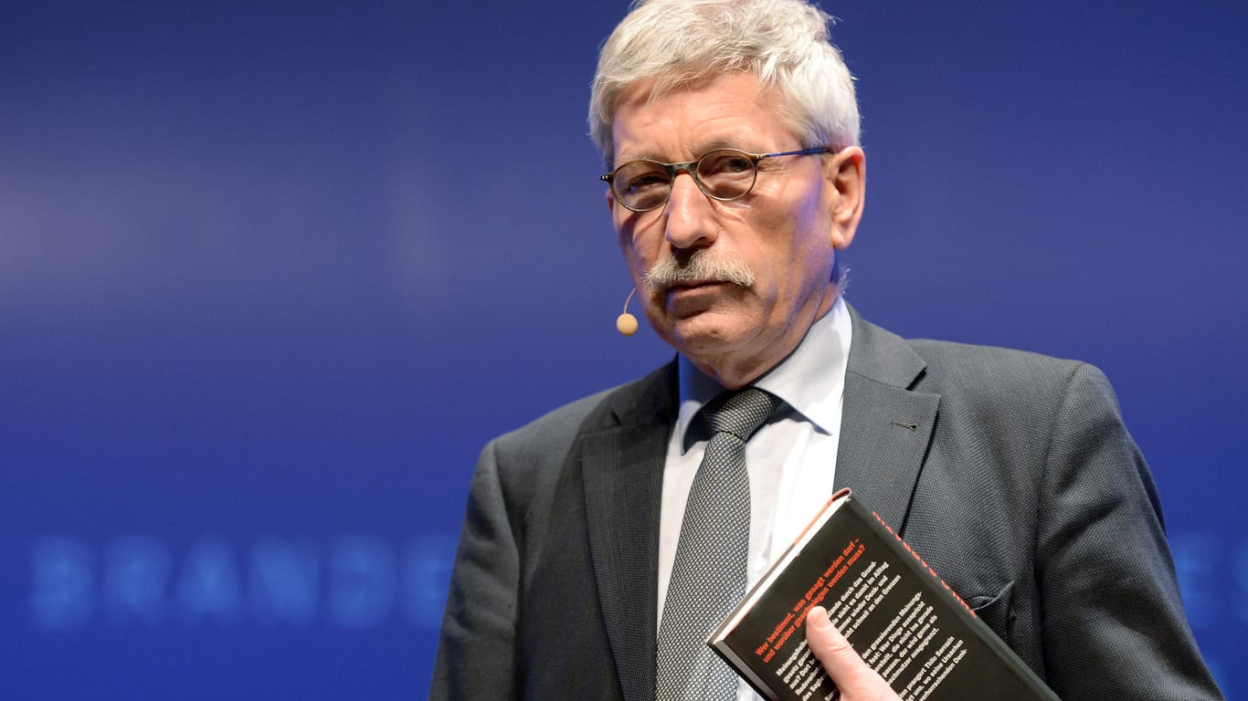 Der frühere SPD-Politiker Thilo Sarrazin greift in seinem neuen Buch die Flüchtlingspolitik von Angela Merkel an.
