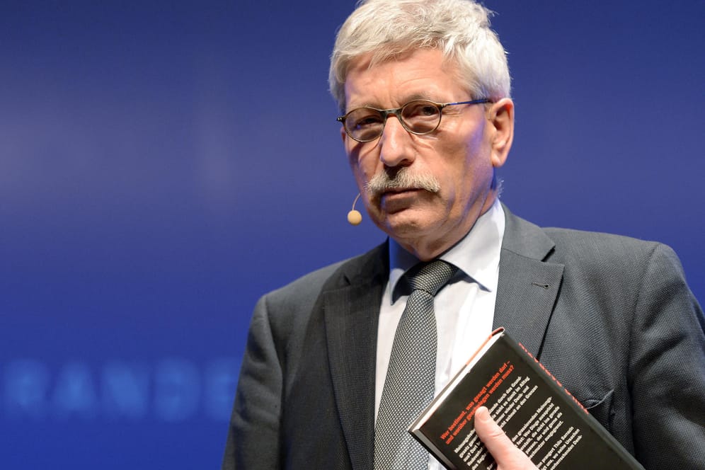 Der frühere SPD-Politiker Thilo Sarrazin greift in seinem neuen Buch die Flüchtlingspolitik von Angela Merkel an.