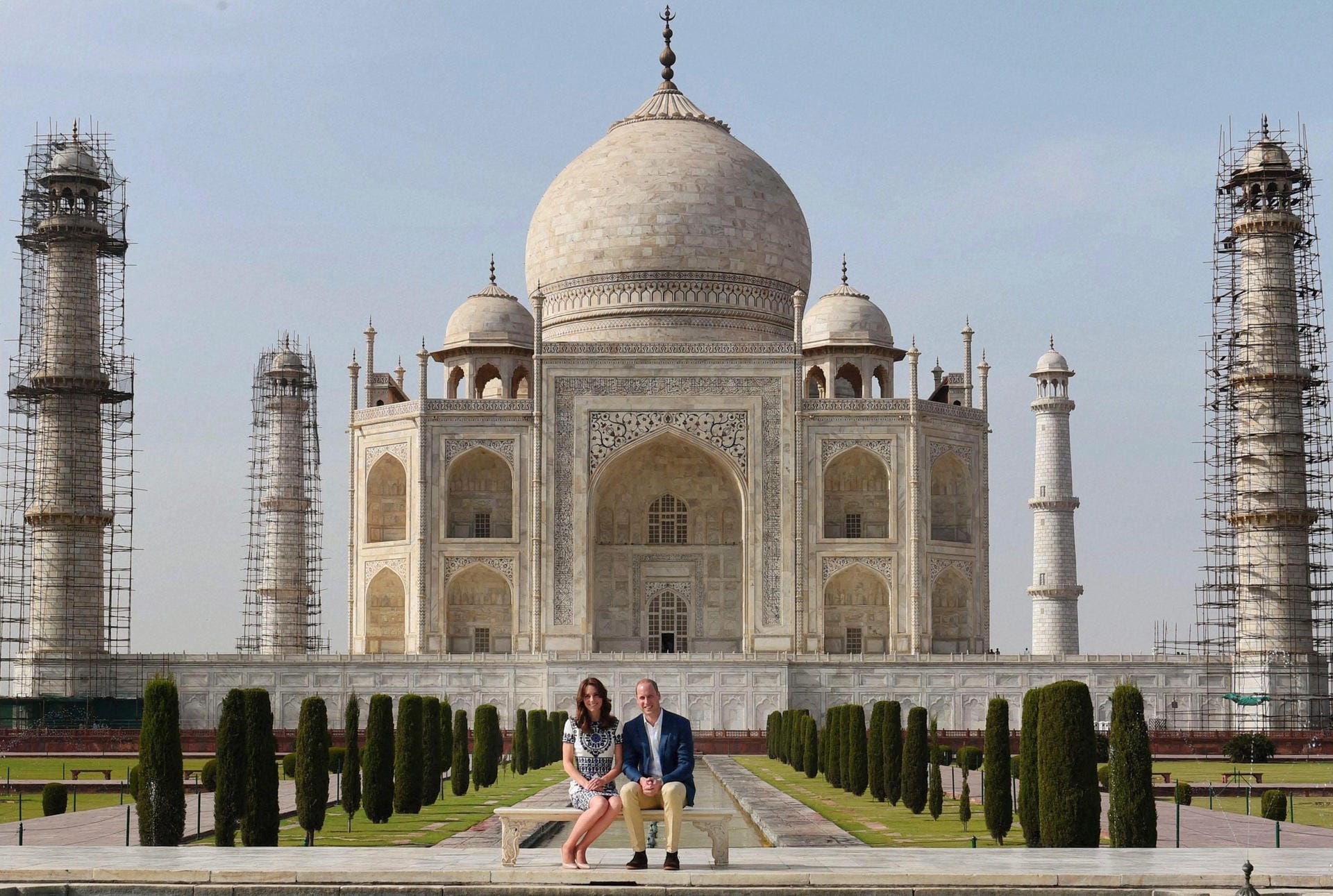 William und Kate auf Dianas Spuren: Beim Besuch des Taj Mahal während ihrer Indien-Reise saßen sie auf derselben Bank, auf der 1992 schon Williams Mutter posiert hatte. Sie hatte das Mausoleum damals allein besucht und damit deutlich gemacht, wie schlecht es um die Ehe zwischen ihr und Prinz Charles steht. Davon kann bei ihrem Sohn nun allerdings keine Rede sein.