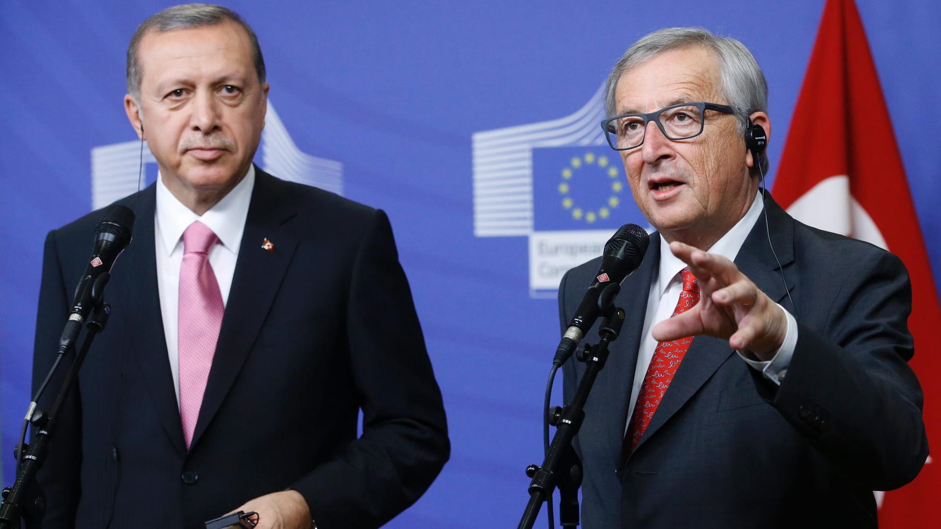 Jean-Claude Juncker (re.), Präsident der EU-Kommission, wähnt die Türkei auf einem guten Weg. Jean-Claude Juncker (re.), Präsident der EU-Kommission, wähnt die Türkei auf einem guten Weg.