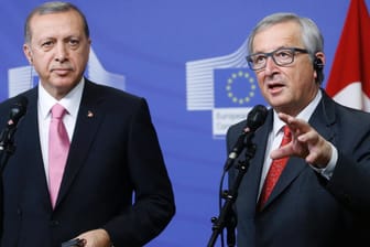 Jean-Claude Juncker (re.), Präsident der EU-Kommission, wähnt die Türkei auf einem guten Weg.