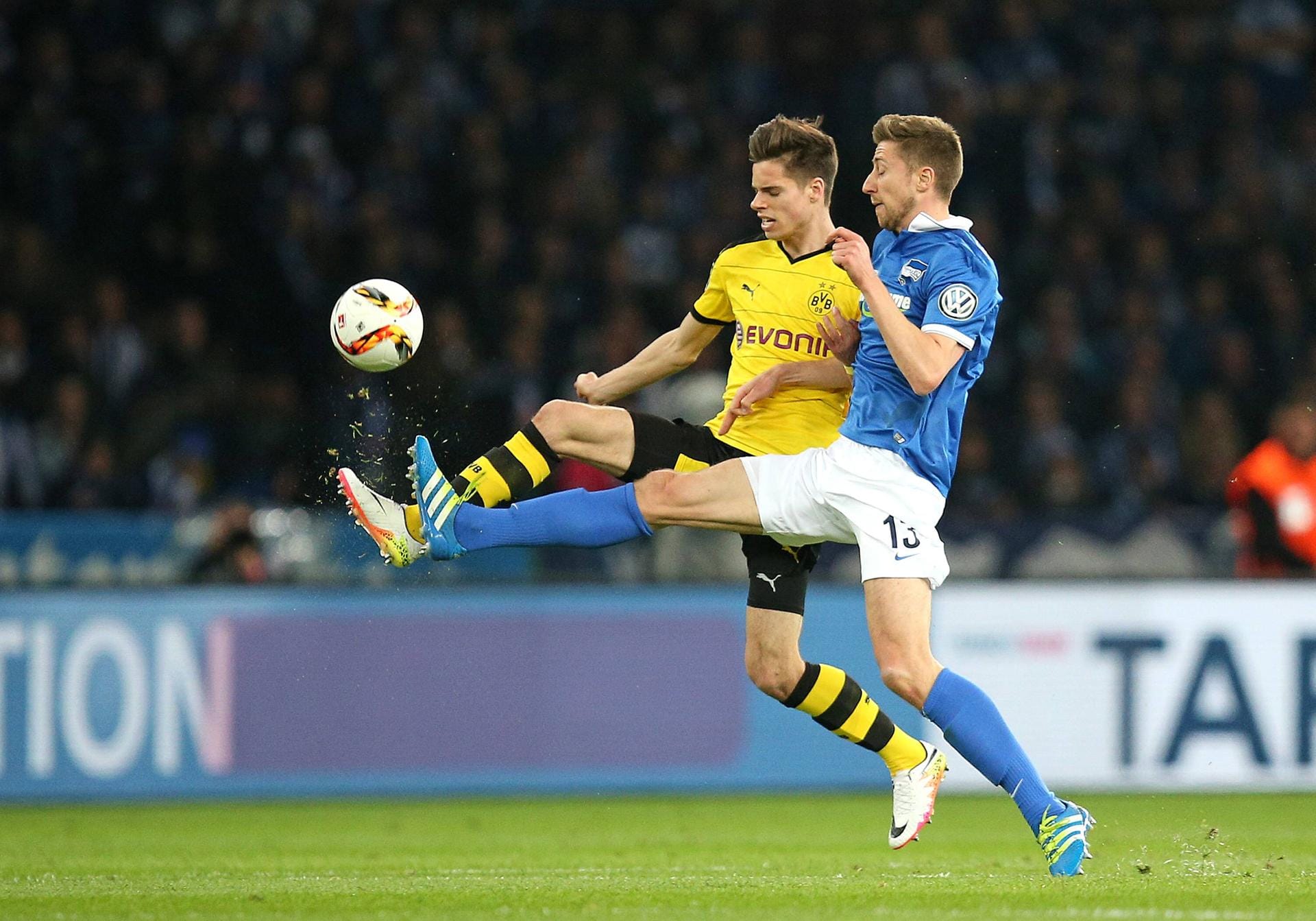 Augen zu und hoch die Beine: Dortmunds Julian Weigl (li.) kämpft mit dem Berliner Jens Hegeler um den Ball.