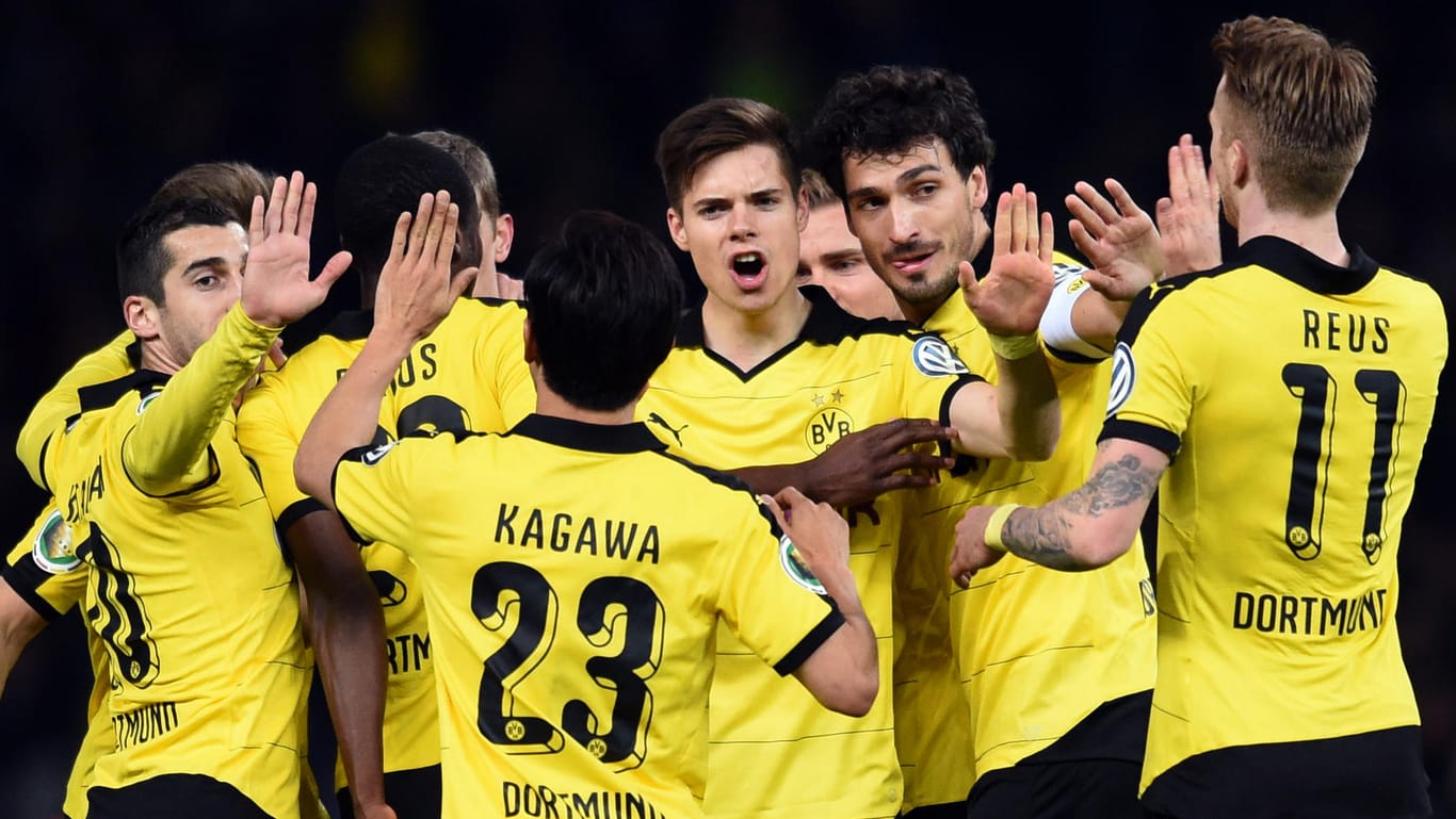 Die Spieler von Borussia Dortmund bejubeln den Führungstreffer über Hertha BSC.