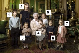 Queen Elizabeth II. umgeben von ihren Urenkeln. Wir erläutern, um wen es sich handelt.