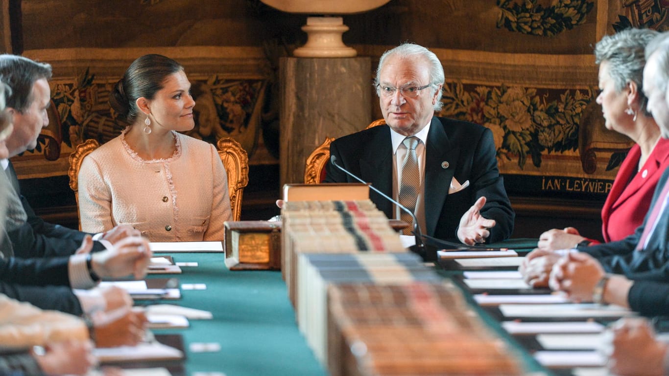 Kronprinzessin Victoria und König Carl XVI. Gustaf verkünden vor Mitgliedern der schwedischen Regierung den Namen von Carl Philips und Sofias Baby.