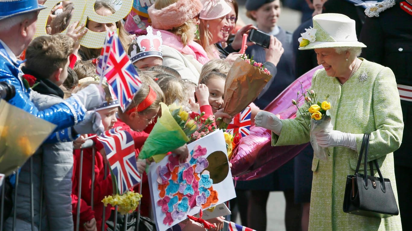 Queen Elizabeth nimmt Blumen und Glückwünsche ihrer Fans entgegen.