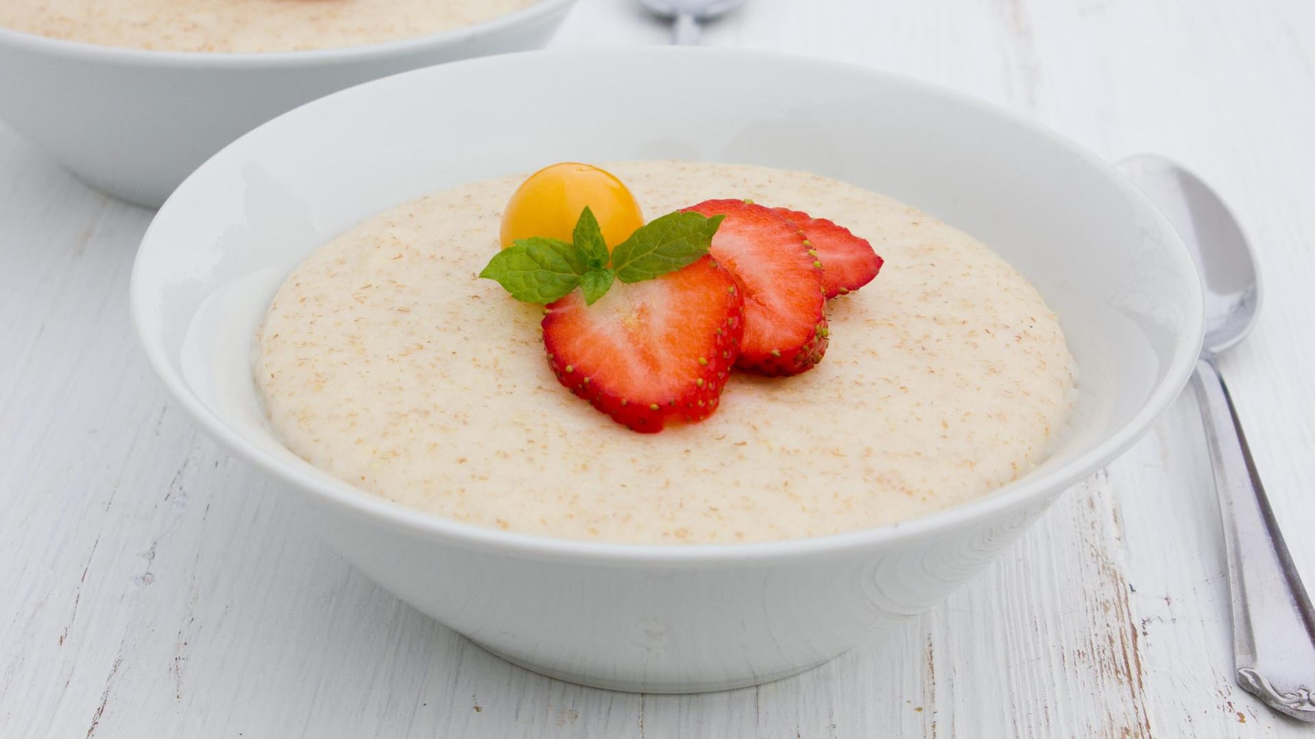 Dinkelbrei mit frischem Obst ist eine gesunde Frühstücksalternative.