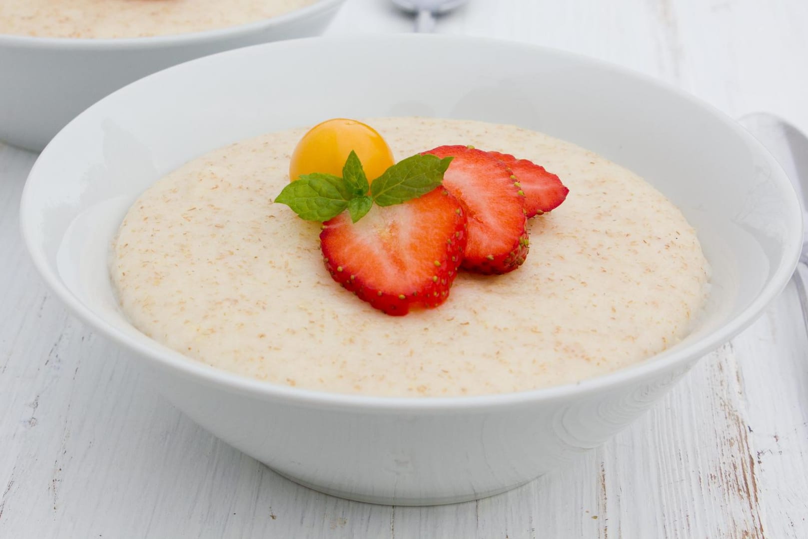 Dinkelbrei mit frischem Obst ist eine gesunde Frühstücksalternative.