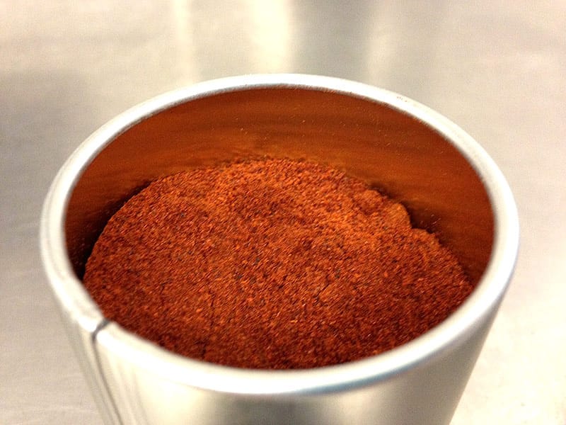Wer seine BBQ Sauce in Sachen Schärfe etwas pimpen möchte, der ergänzt sie durch ein Chilipulver, wie das Chipotle Chilipulver (60g um 7 Euro).