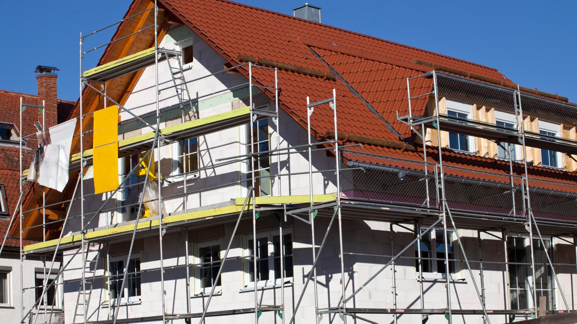 Den Wert der Eigenleistung beim Hausbau sollten Bauherren nicht überschätzen.