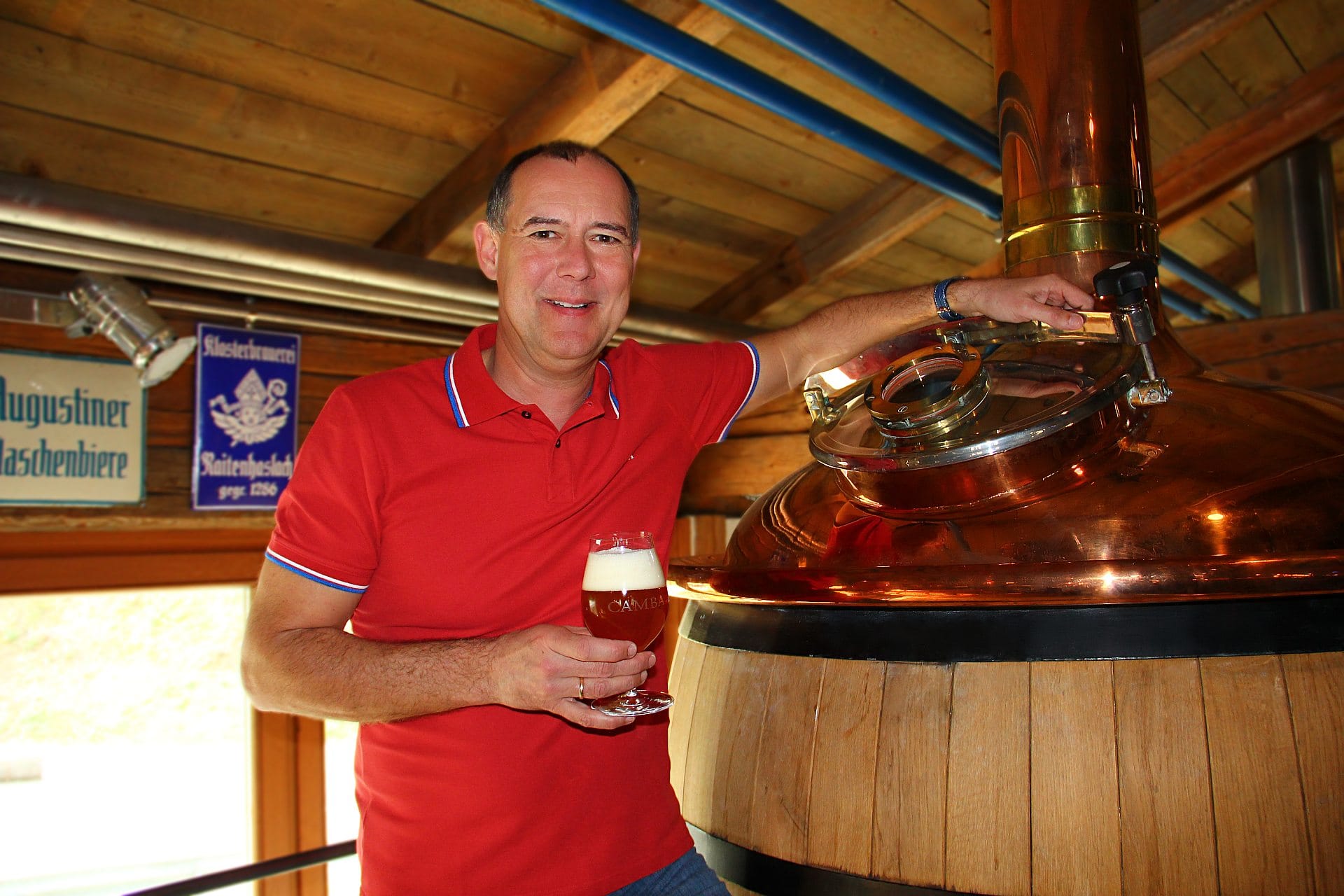 Der Braumeister Götz Steinl von der bayerischen Craft-Beer-Brauerei Camba Bavaria weiss, wie gutes Bier schmeckt. Deswegen produziert er auch ein traditionelles Pils, das wieder nach Hopfen riecht und schmeckt.