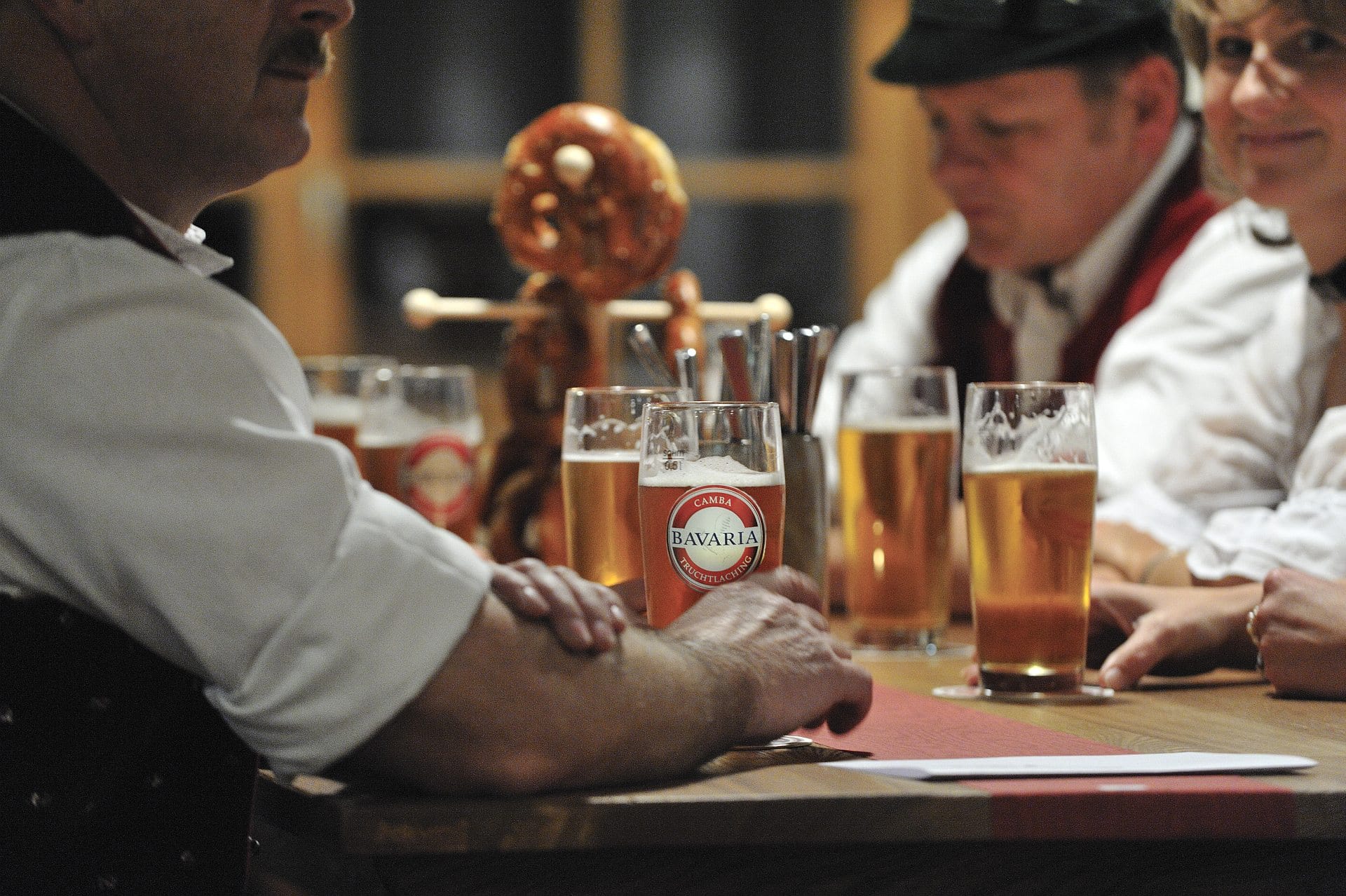 Die bayerische Biertradition ist von Hellem und Weißbier geprägt. Doch auch das Pils stammt aus Bayern: Der Braumeister Josef Groll aus Vilshofen hat es 1842 zum ersten Mal im böhmischen Pilsen gebraut.
