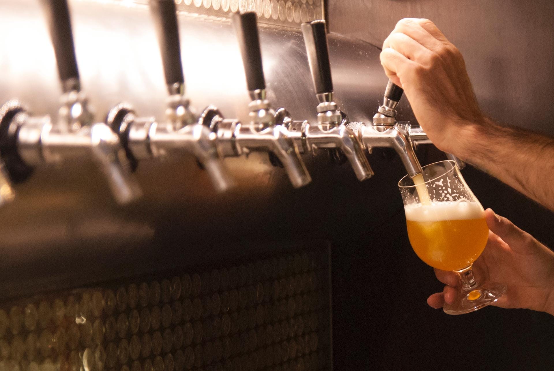 Denn es wird bei fünf bis sieben Grad getrunken, und eine dicke, ungekühlte Glaswand erwärmt das Bier schon beim Einschenken.