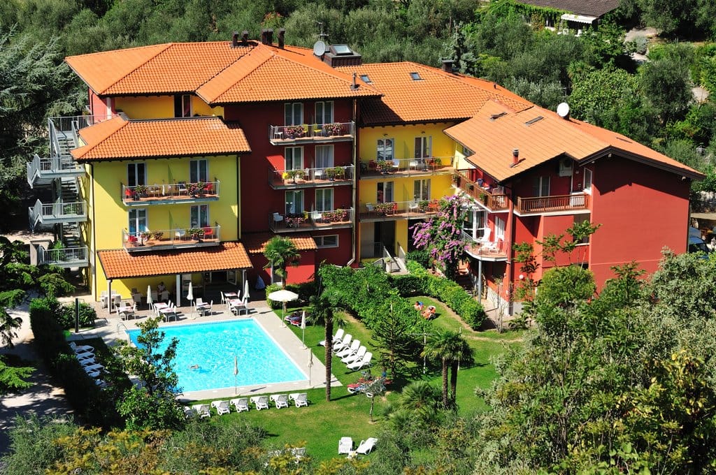 Das "Aktivhotel Santa Lucia" liegt eingebettet in einem 3000 Quadratmeter großen Garten, nur wenige Minuten vom Gardasee entfernt.