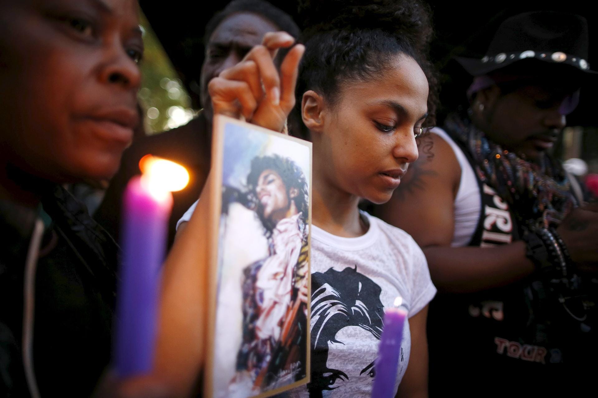Trauer, Entsetzen, Fassungslosigkeit: So reagierten die Fans auf den plötzlichen Tod von Popstar Prince. Trauer, Entsetzen, Fassungslosigkeit: So reagierten die Fans auf den plötzlichen Tod von Popstar Prince.