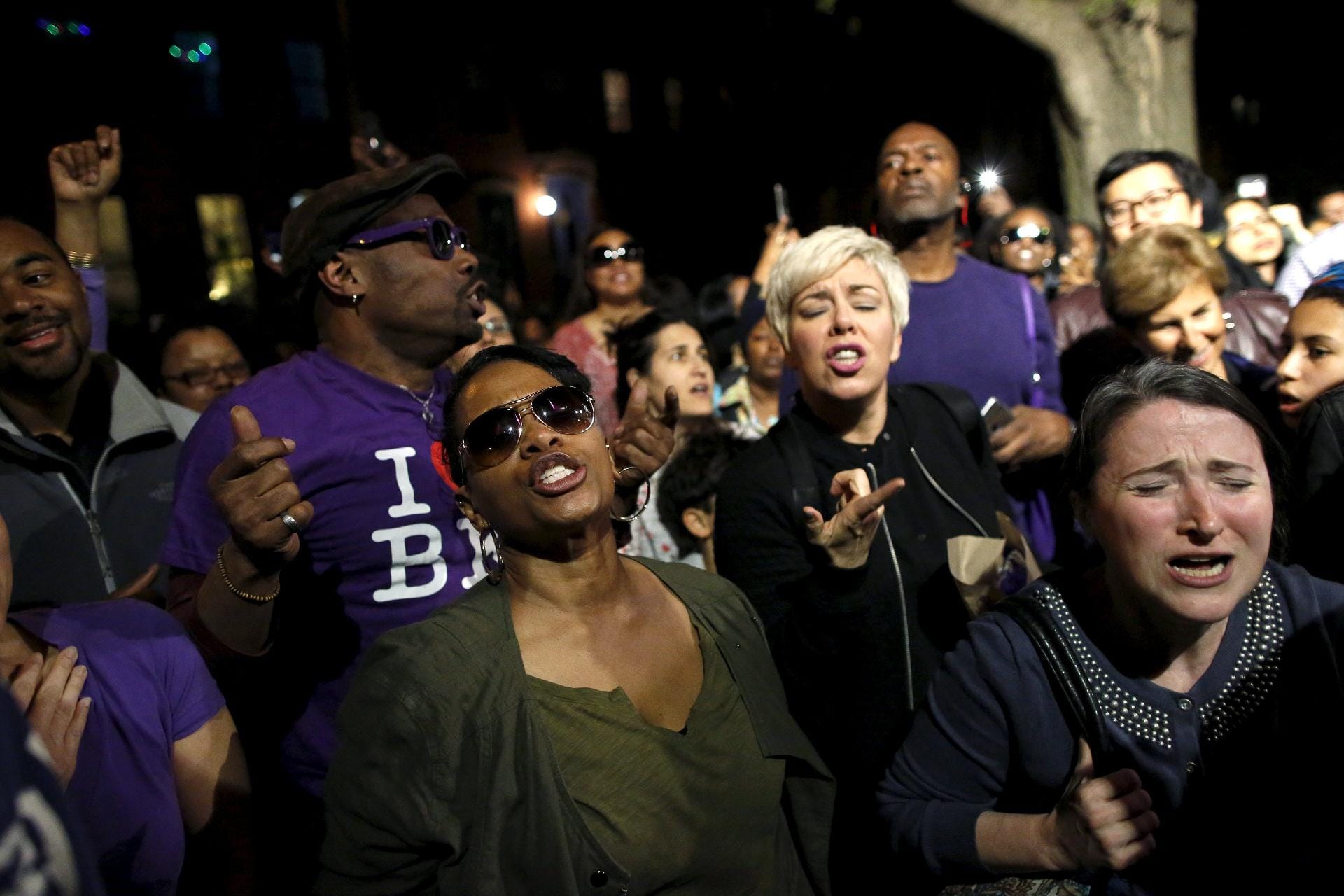 Spike Lee veranstaltete kurzerhand eine Gedenkfeier auf der Straße in New York, auf der die Songs von Prince gespielt wurden. Spike Lee veranstaltete kurzerhand eine Gedenkfeier auf der Straße in New York, auf der die Songs von Prince gespielt wurden.