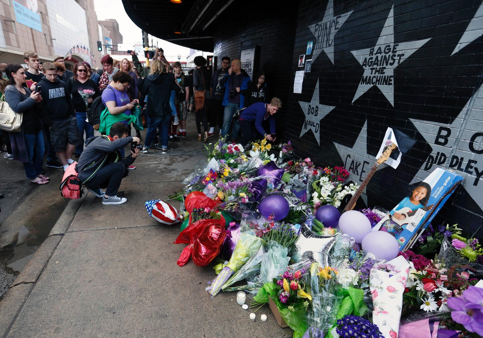 Fans legen in Prince's Wahlheimat Minneapolis Blumen nieder. Fans legen in Prince's Wahlheimat Minneapolis Blumen nieder.