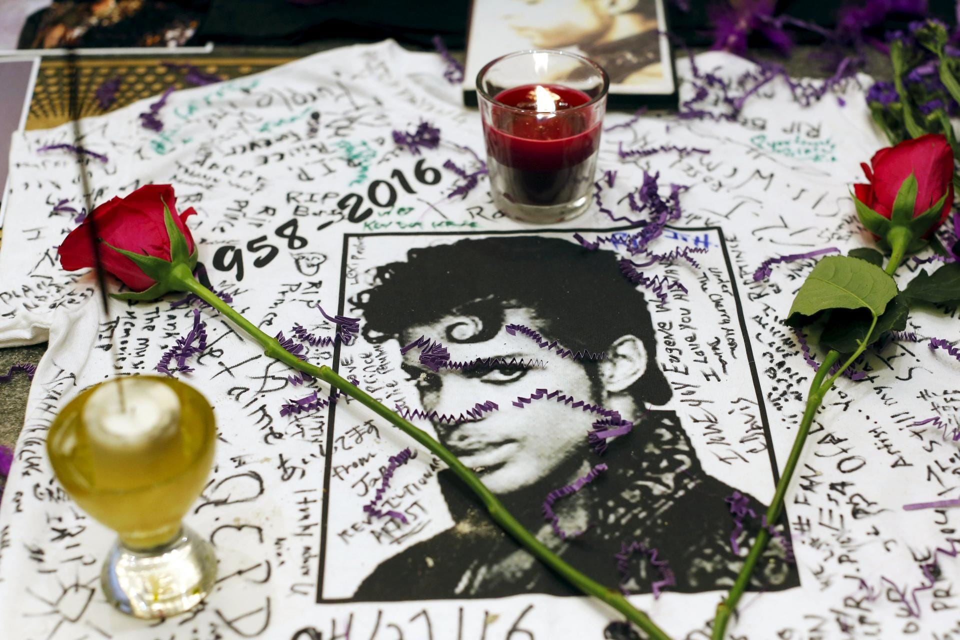 Auch in New York ist die Trauer groß. Vor dem "Harlem's Apollo Theater" erinnern Kerzen, Blumen und Bilder an den Verstorbenen. Auch in New York ist die Trauer groß. Vor dem "Harlem's Apollo Theater" erinnern Kerzen, Blumen und Bilder an den Verstorbenen.