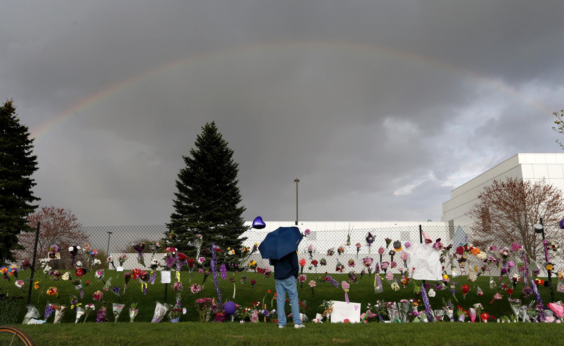 Ist das ein Zeichen? Ein Regenbogen erscheint nur wenige Stunden nach dem Tod des Musikers über seinem Anwesen Paisley Park in Minneapolis. Hier wurde der Musiker tot aufgefunden. Ist das ein Zeichen? Ein Regenbogen erscheint nur wenige Stunden nach dem Tod des Musikers über seinem Anwesen Paisley Park in Minneapolis. Hier wurde der Musiker tot aufgefunden.