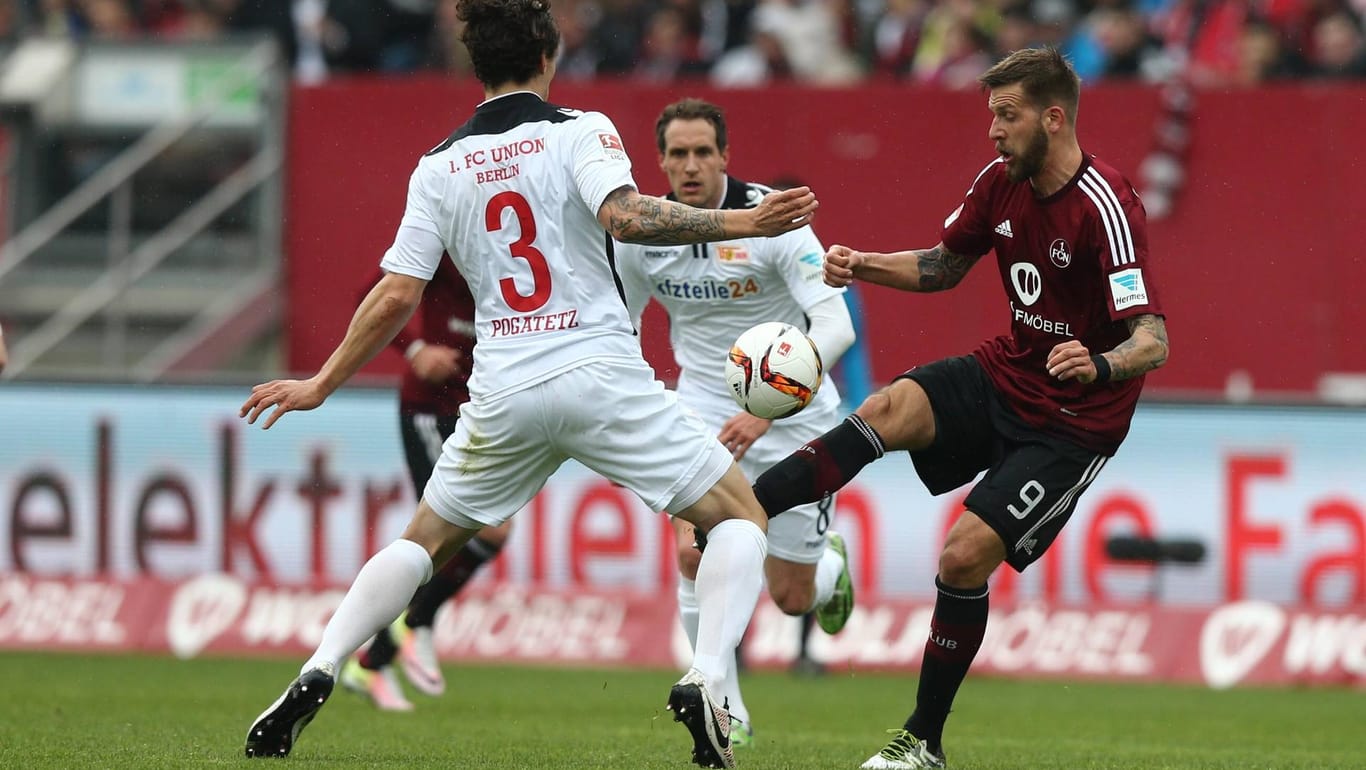 Ballkontrolle: Der 1. FC Nürnberg (rechts Guido Burgstaller) ist gegen Unon Berlin (links Emanuel Pogatetz) gefordert.