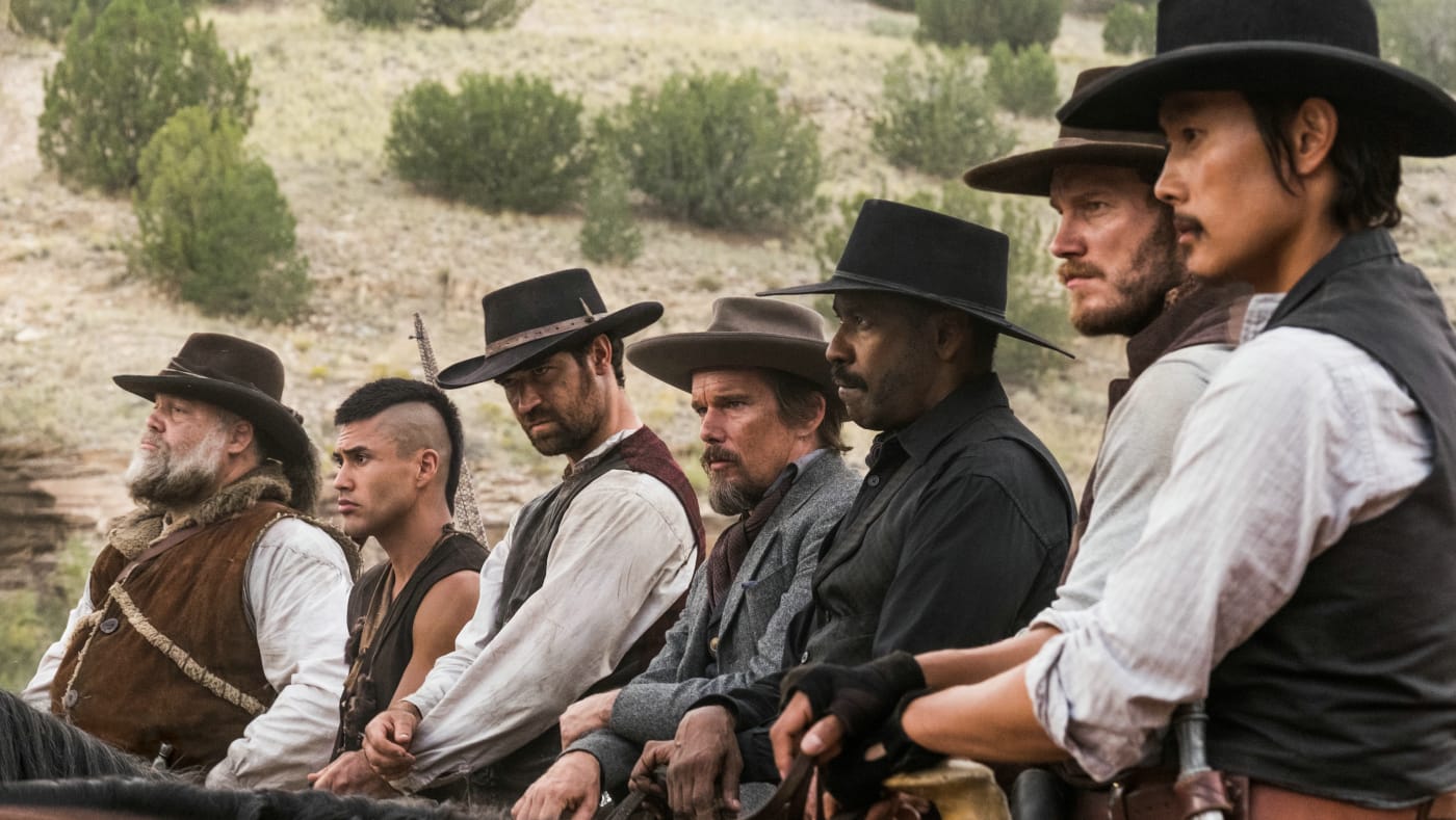 Die glorreichen Sieben (l-r): Vincent D'Onofrio, Martin Sensmeier, Manuel Garcia-Rulfo, Ethan Hawke, Denzel Washington, Chris Pratt und Byung-hun Lee.