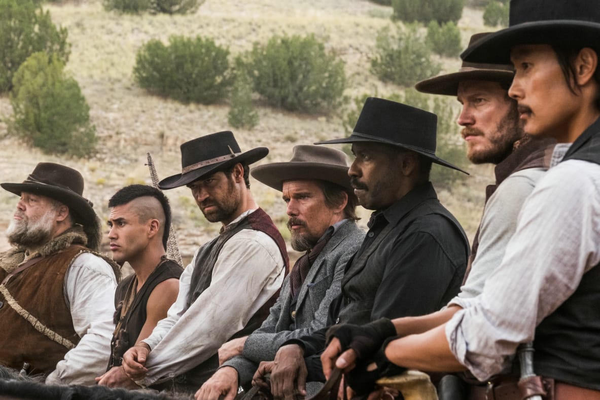 Die glorreichen Sieben (l-r): Vincent D'Onofrio, Martin Sensmeier, Manuel Garcia-Rulfo, Ethan Hawke, Denzel Washington, Chris Pratt und Byung-hun Lee.