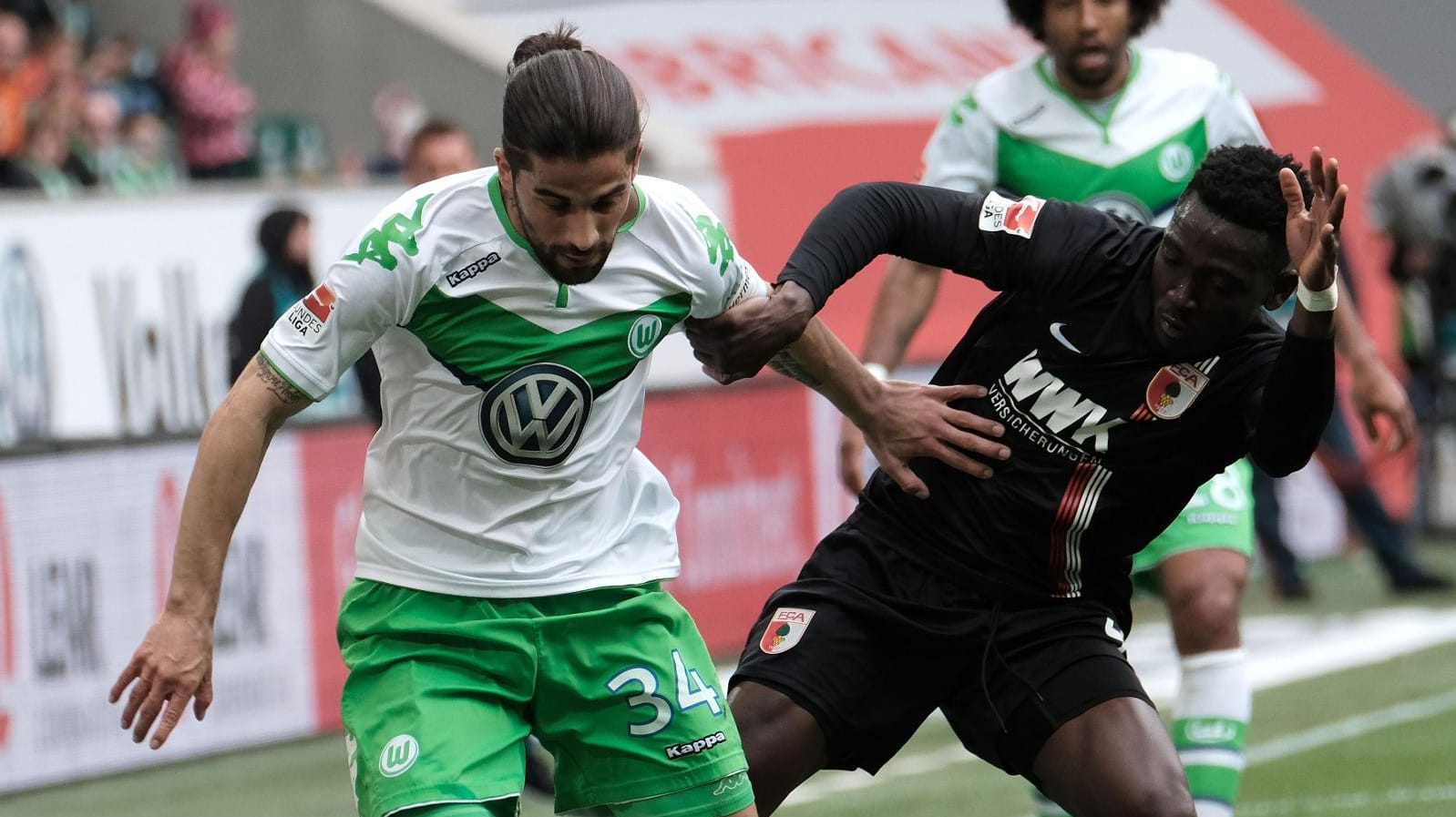 Wolfsburgs Ricardo Rodriguez (li.) im Laufduell mit Augsburgs Daniel Opare.