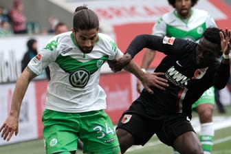 Wolfsburgs Ricardo Rodriguez (li.) im Laufduell mit Augsburgs Daniel Opare.