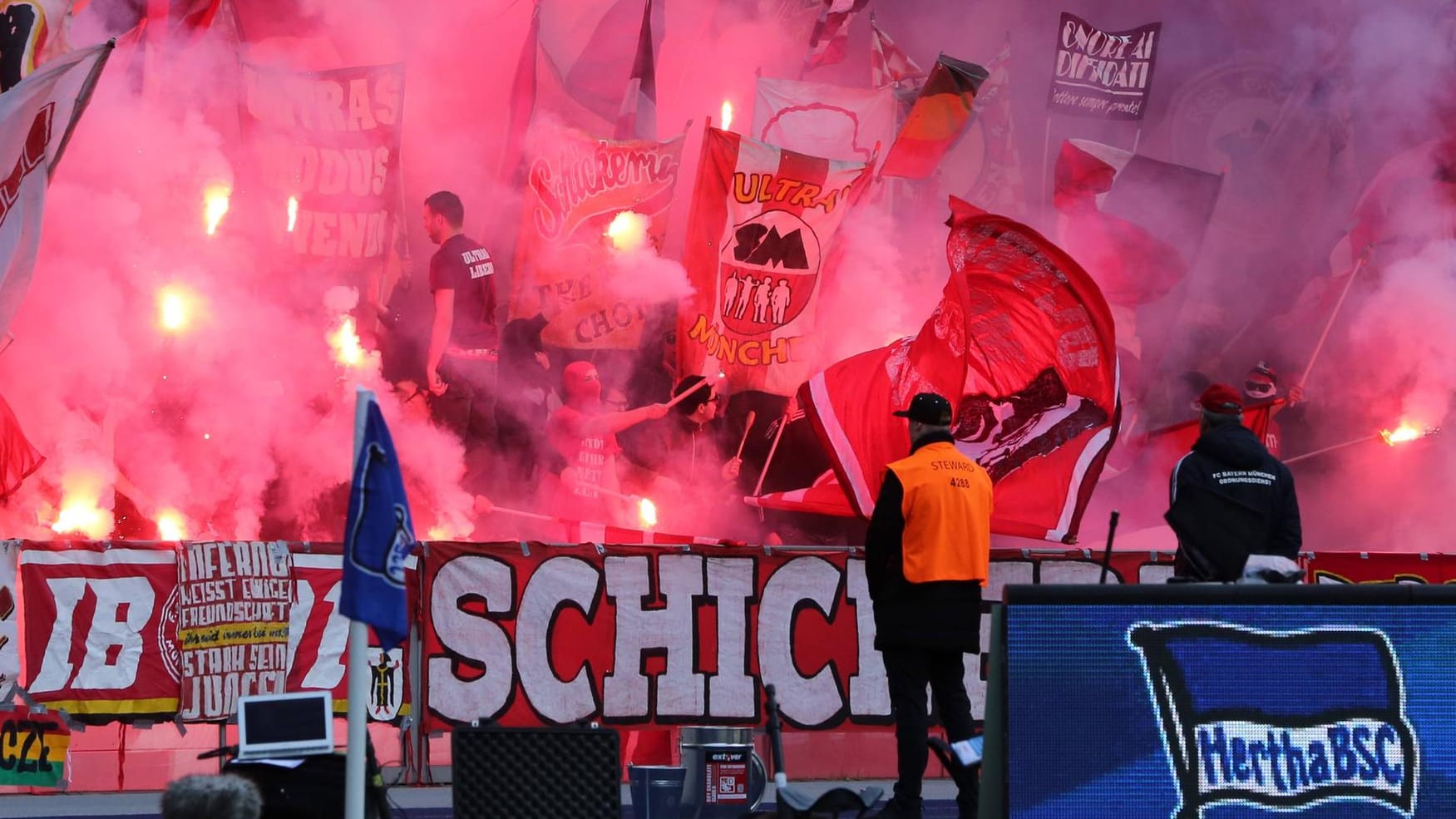 Bayern-Fans zünden Pyrotechnik im Berliner Olympiastadion.