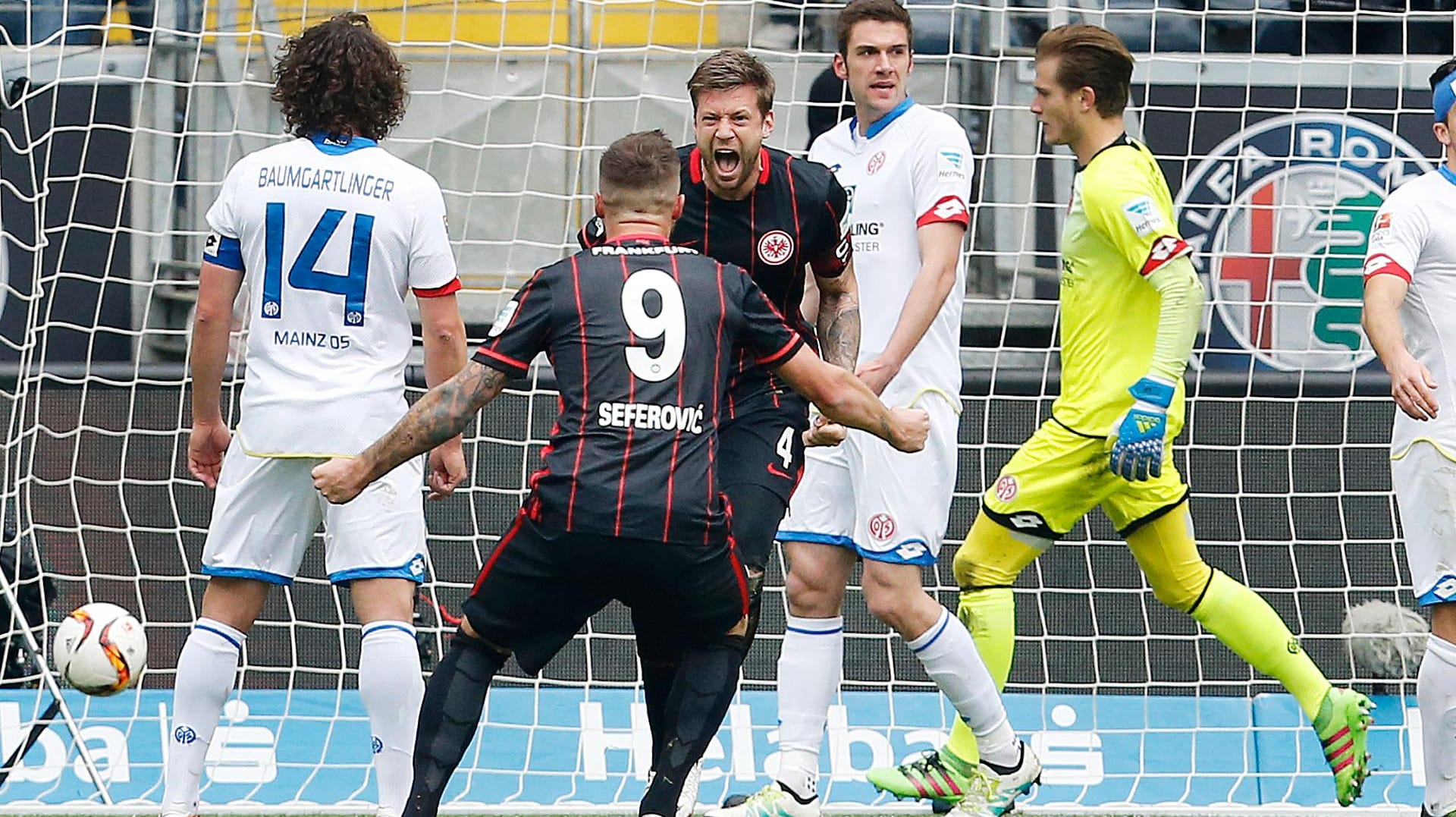 Haris Seferovic (2.v.l.) gratuliert Marco Russ zu dessen Ausgleichstor.