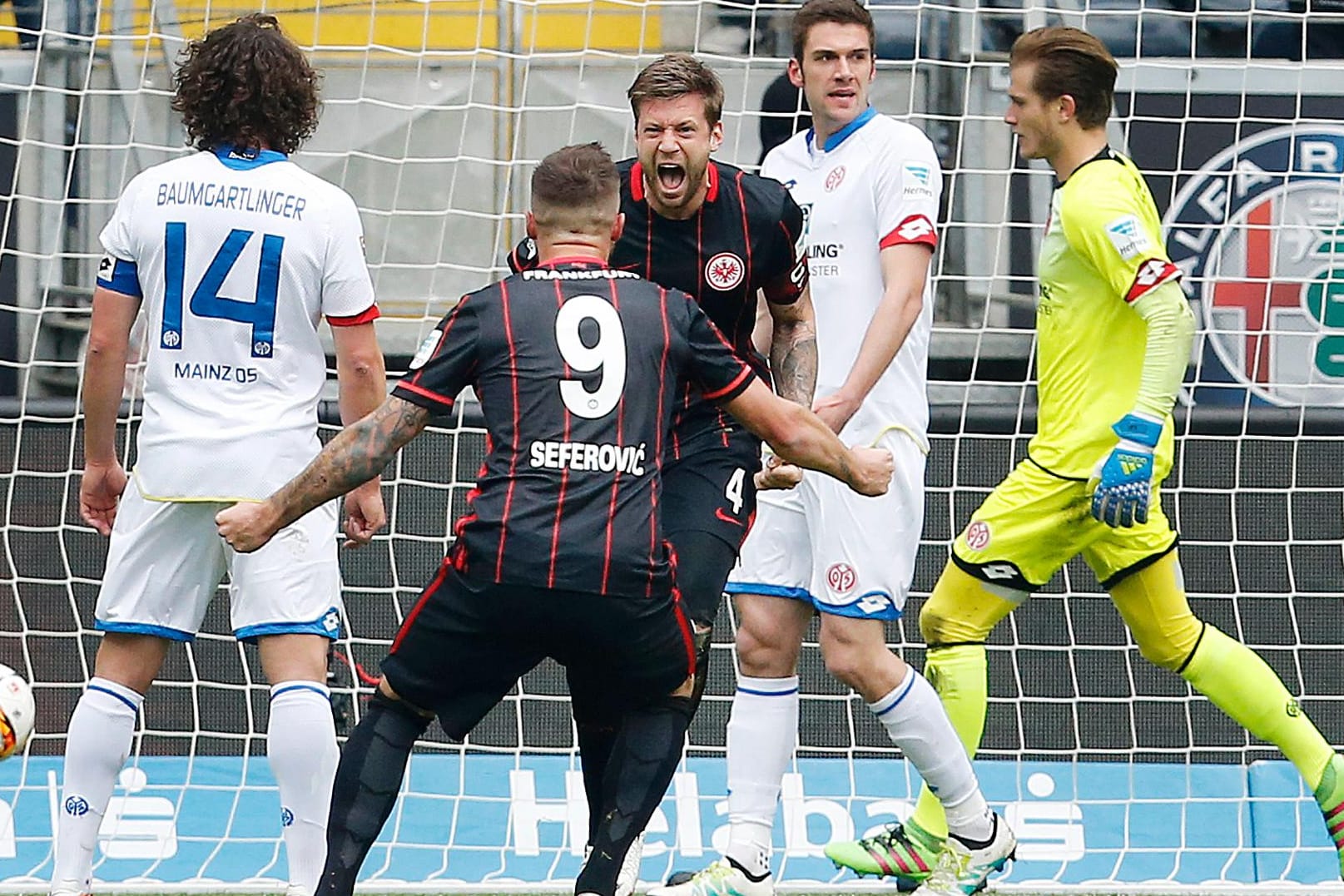 Haris Seferovic (2.v.l.) gratuliert Marco Russ zu dessen Ausgleichstor.