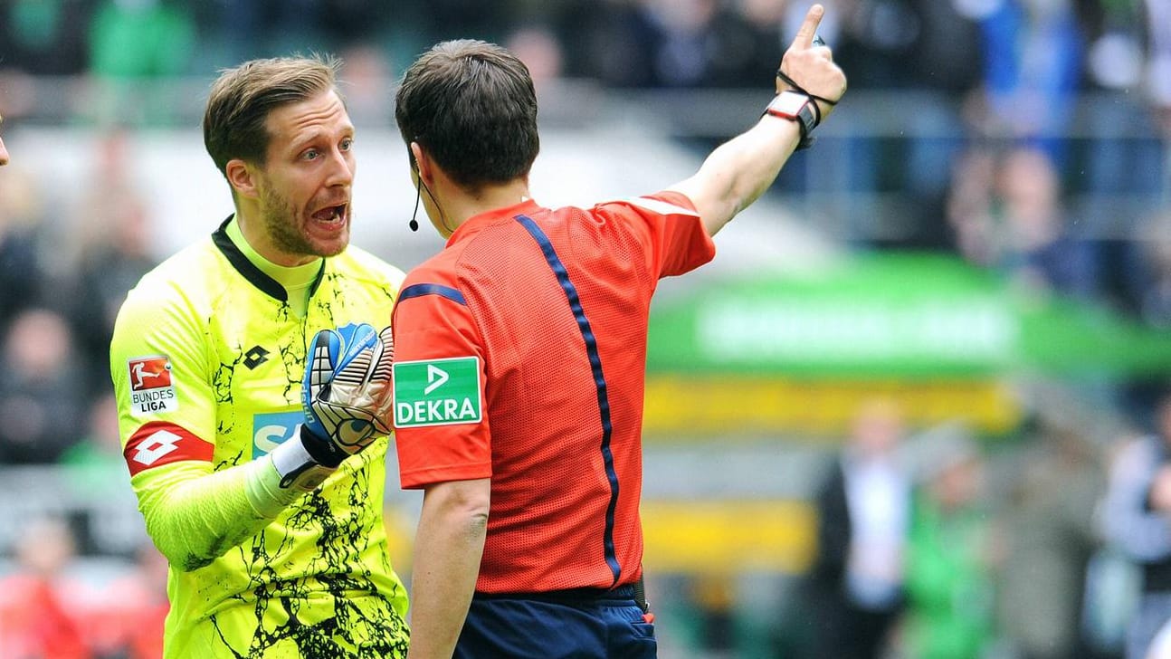 Torwart Oliver Baumann (links) reklamiert bei Schiedsrichter Robert Hartmann ein Foul vor dem 2:0 für Gladbach - ohne Erfolg. Torwart Oliver Baumann (links) reklamiert bei Schiedsrichter Robert Hartmann ein Foul vor dem 2:0 für Gladbach - ohne Erfolg.