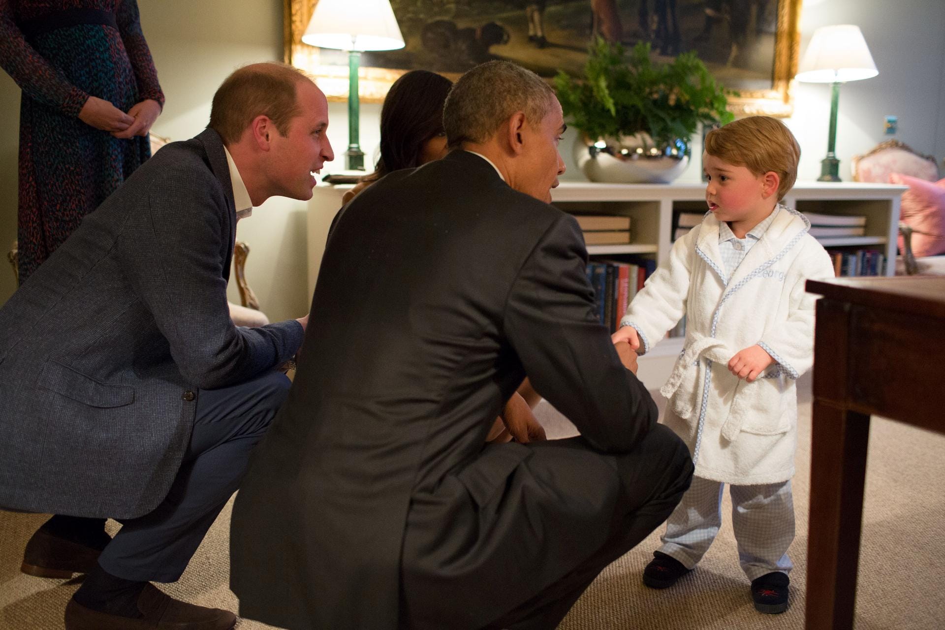 Bei Barack Obamas Besuch in Großbritannien traf der US-Präsident am 22. April 2016 auch auf Prinz George. Der Sohn von Prinz William und Herzogin Kate durfte eine Viertelstunde länger aufbleiben, um Obama eine gute Nacht zu wünschen.