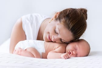 Manche Eltern wollen nicht, dass die innige Babyzeit endet. (Quelle: Thinkstock by Getty-Images)