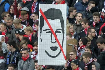 Im Fanblock des 1. FC Kaiserslautern wird ein Plakat gegen Leipzig-Spieler Willi Orban hochgehalten.