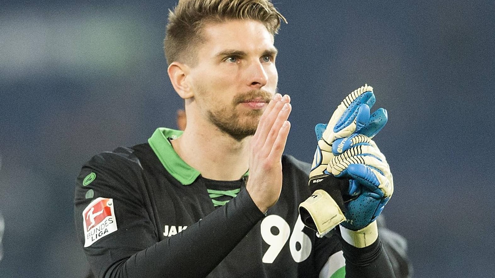 Torwart Ron-Robert Zieler verabschiedet sich nach dem Abstieg von Hannover 96. Torwart Ron-Robert Zieler verabschiedet sich nach dem Abstieg von Hannover 96.