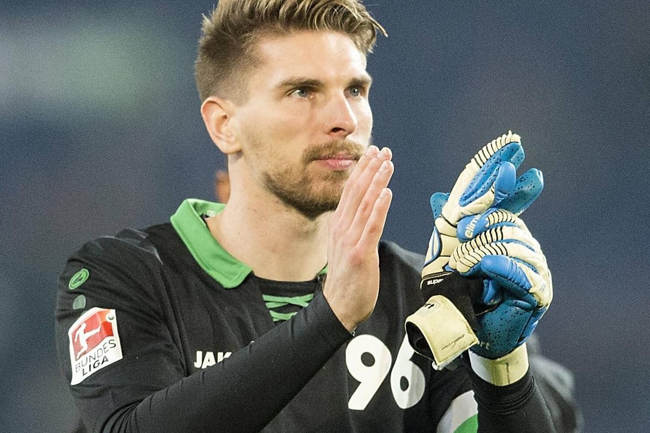 Torwart Ron-Robert Zieler verabschiedet sich nach dem Abstieg von Hannover 96.