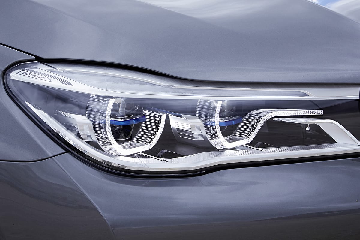 Während Scheinwerfer mit adaptiver Voll-LED-Technik serienmäßig sind, gibt es gegen Aufpreis wie im Flügeltürer BMW i8 innovatives Laserlicht bis zu 600 Meter Reichweite – doppelt so weit wie mit LEDs.