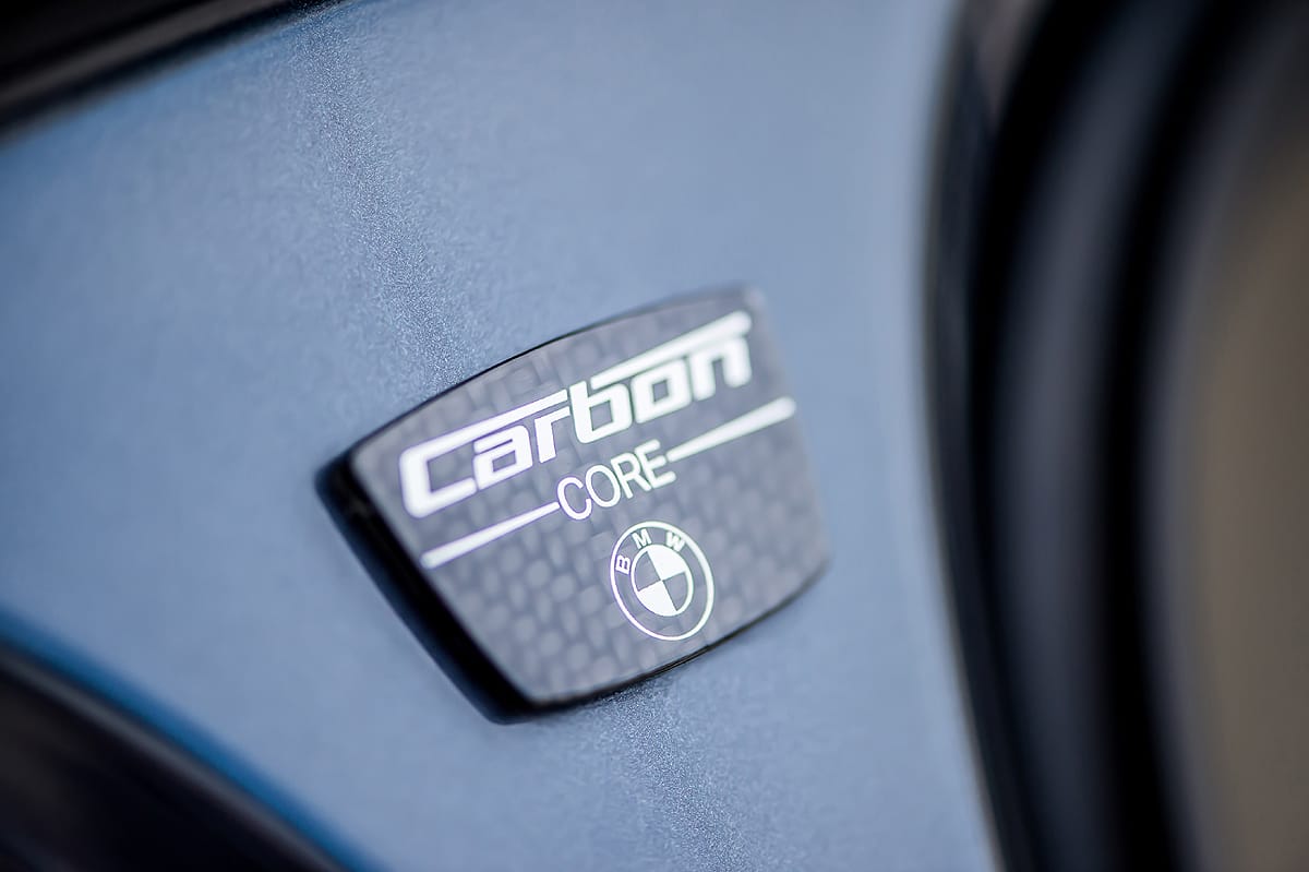 Obwohl Luxus und Größe von Natur aus schwer wiegen, hat BMW durch den aufwendigen Einsatz von Carbon als Ergänzung zu Aluminium zwischen 100 und 200 kg eingespart sowie das Leergewicht der meisten 7er Versionen auf knapp unter zwei Tonnen drücken können. Dementsprechend stolz prangt das Carbon Core Emblem an der B-Säule.