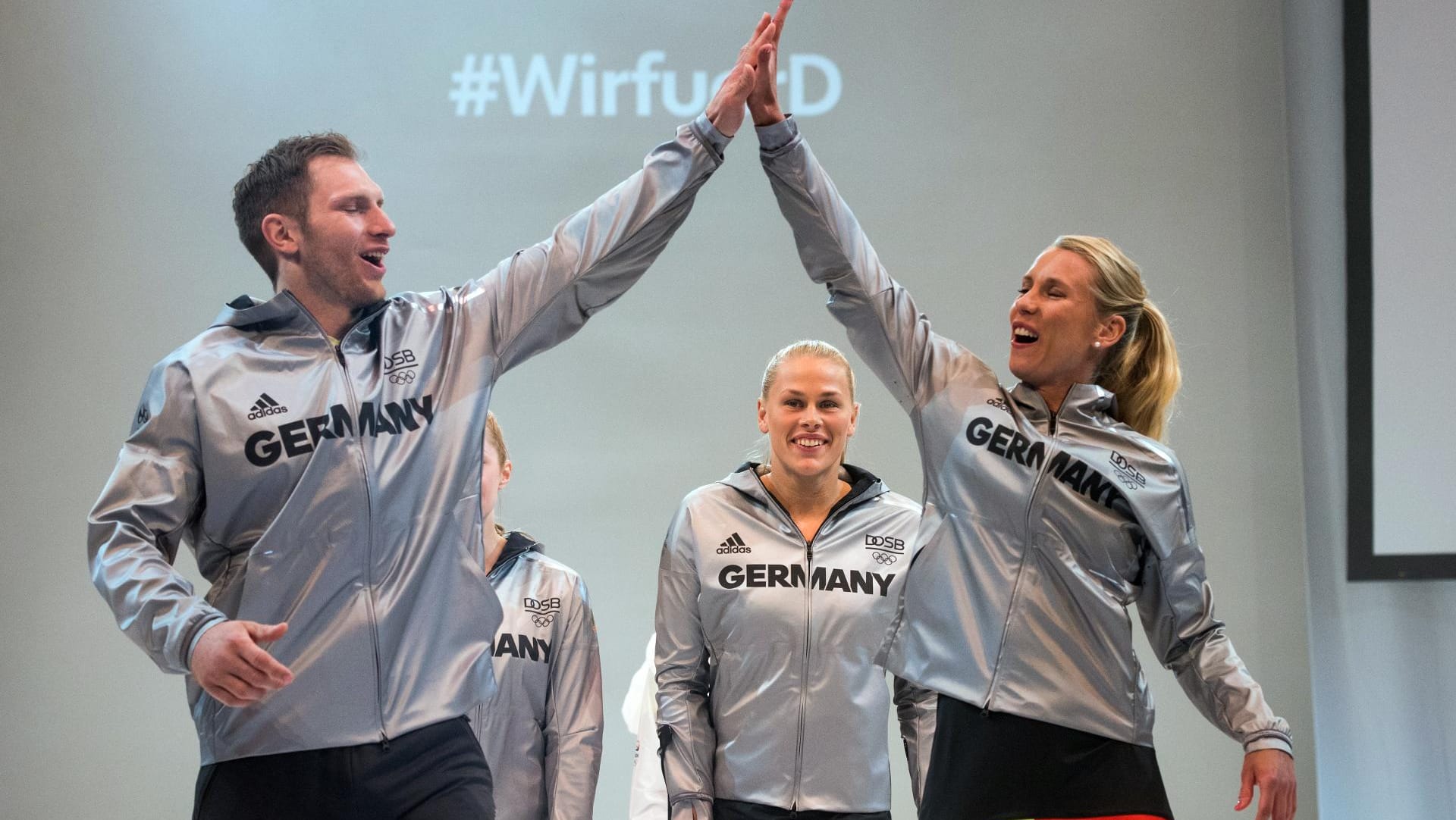 Hockeyspieler Moritz Fürste (li.), die paraolympische Kanutin Edina Müller und Beachvolleyballerin Karla Borger (re.) präsentieren das Outfit für Rio 2016. Hockeyspieler Moritz Fürste (li.), die paraolympische Kanutin Edina Müller und Beachvolleyballerin Karla Borger (re.) präsentieren das Outfit für Rio 2016.