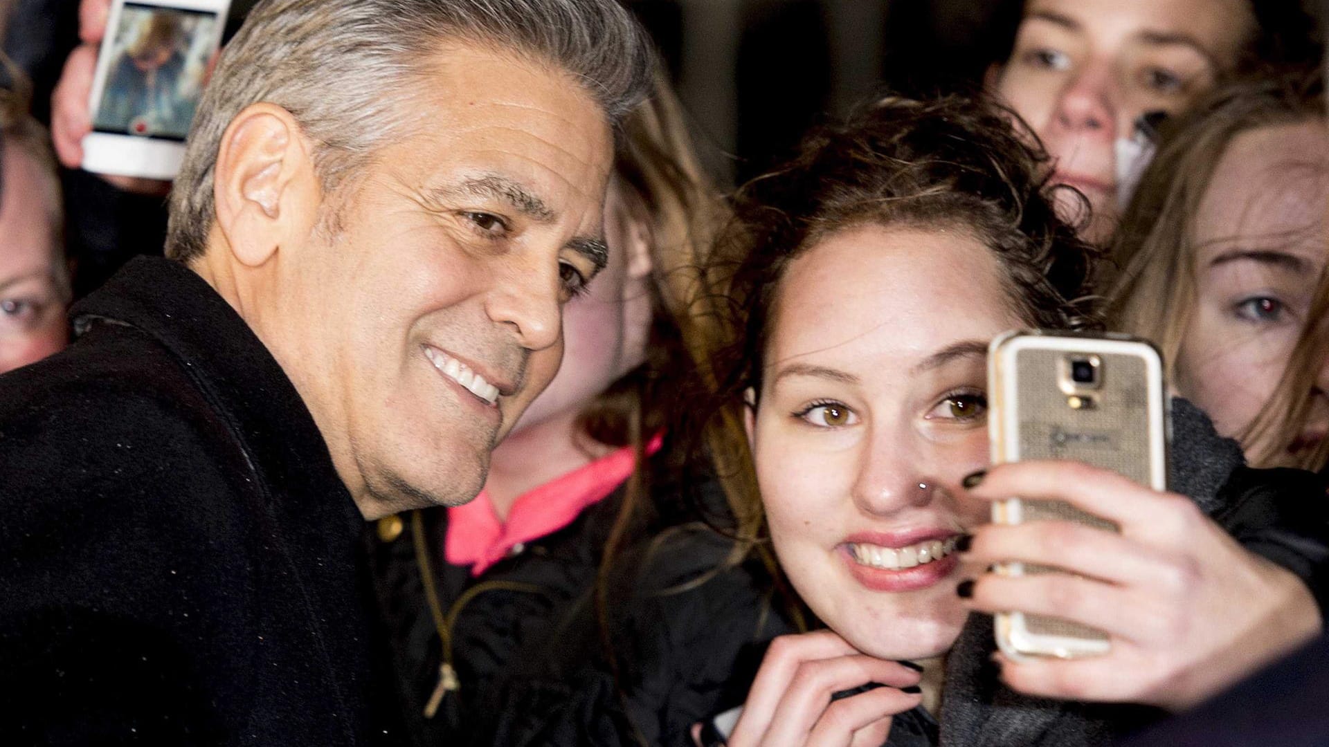 George Clooney posiert für ein Selfie mit Verehrerinnen.