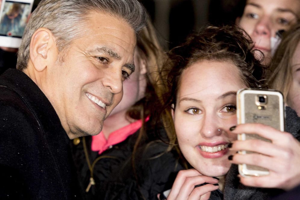 George Clooney posiert für ein Selfie mit Verehrerinnen.