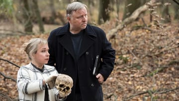 In einem Waldstück nahe Münster wird ein Skelett gefunden. Kommissar Thiel (Axel Prahl) und Silke "Alberich" Haller (ChrisTine Urspruch) begutachten den Fund.