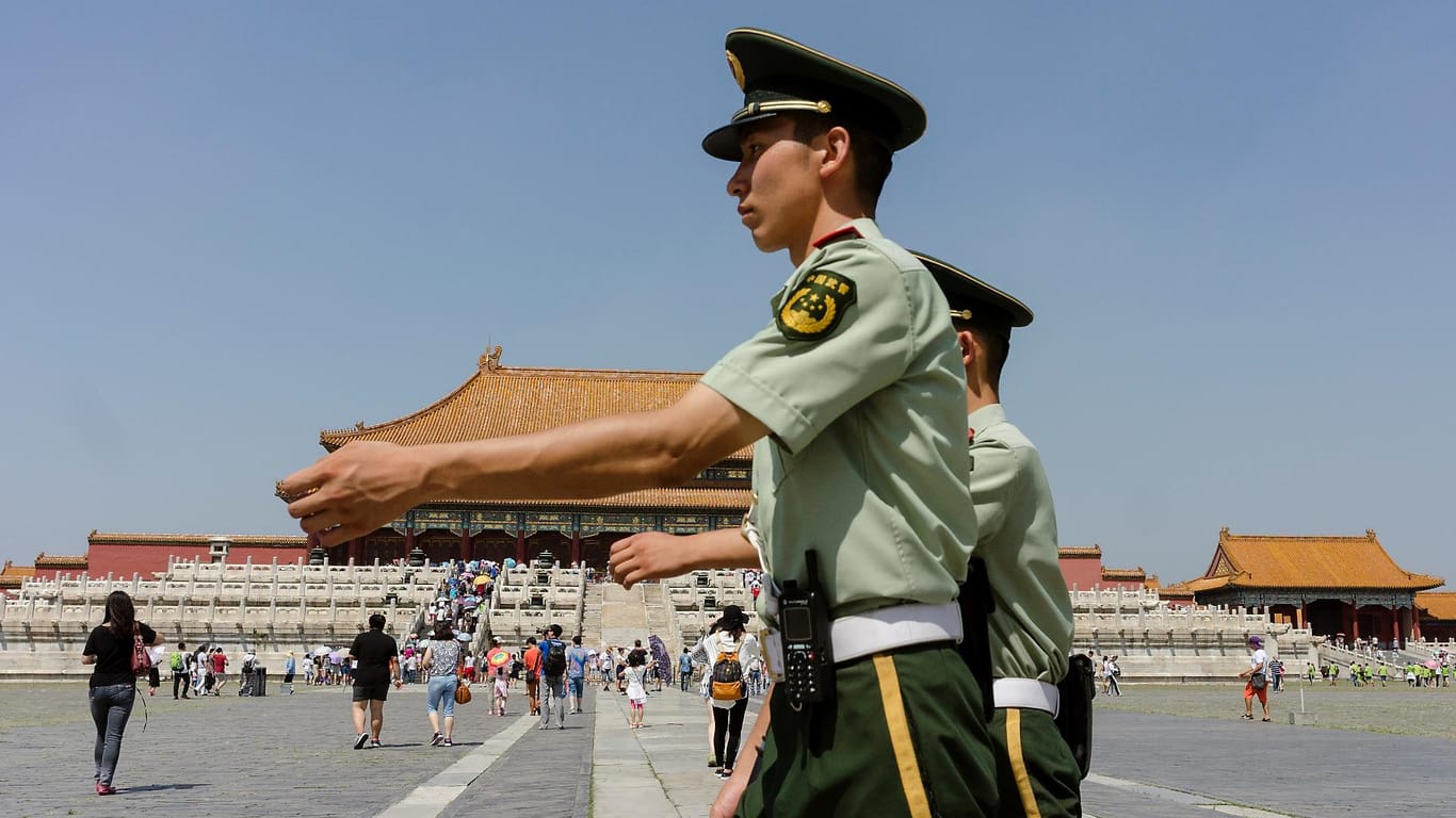 Polizisten in Beijing: Künftig sollen ausländische NGOs nahezu totalüberwacht werden.